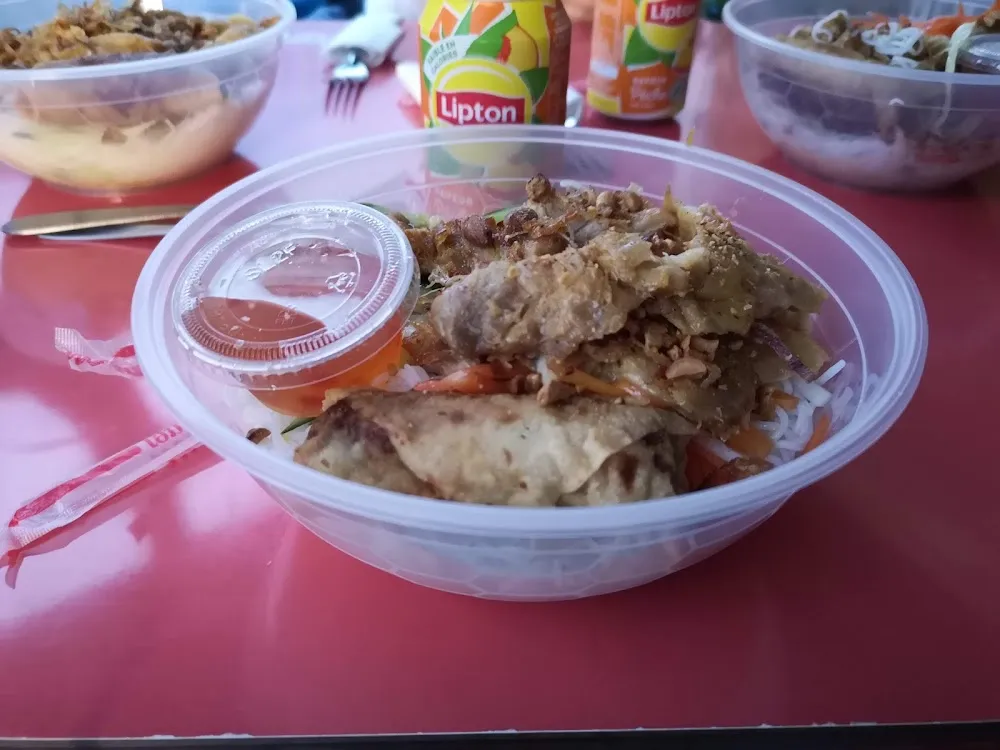 Nouilles Sautés Poulet Grillé Et Nems